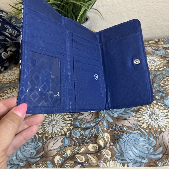 Vera Bradley Set-Crossbody Purse Blue Floral Design And Matching Wristlet - Picture 16 of 16